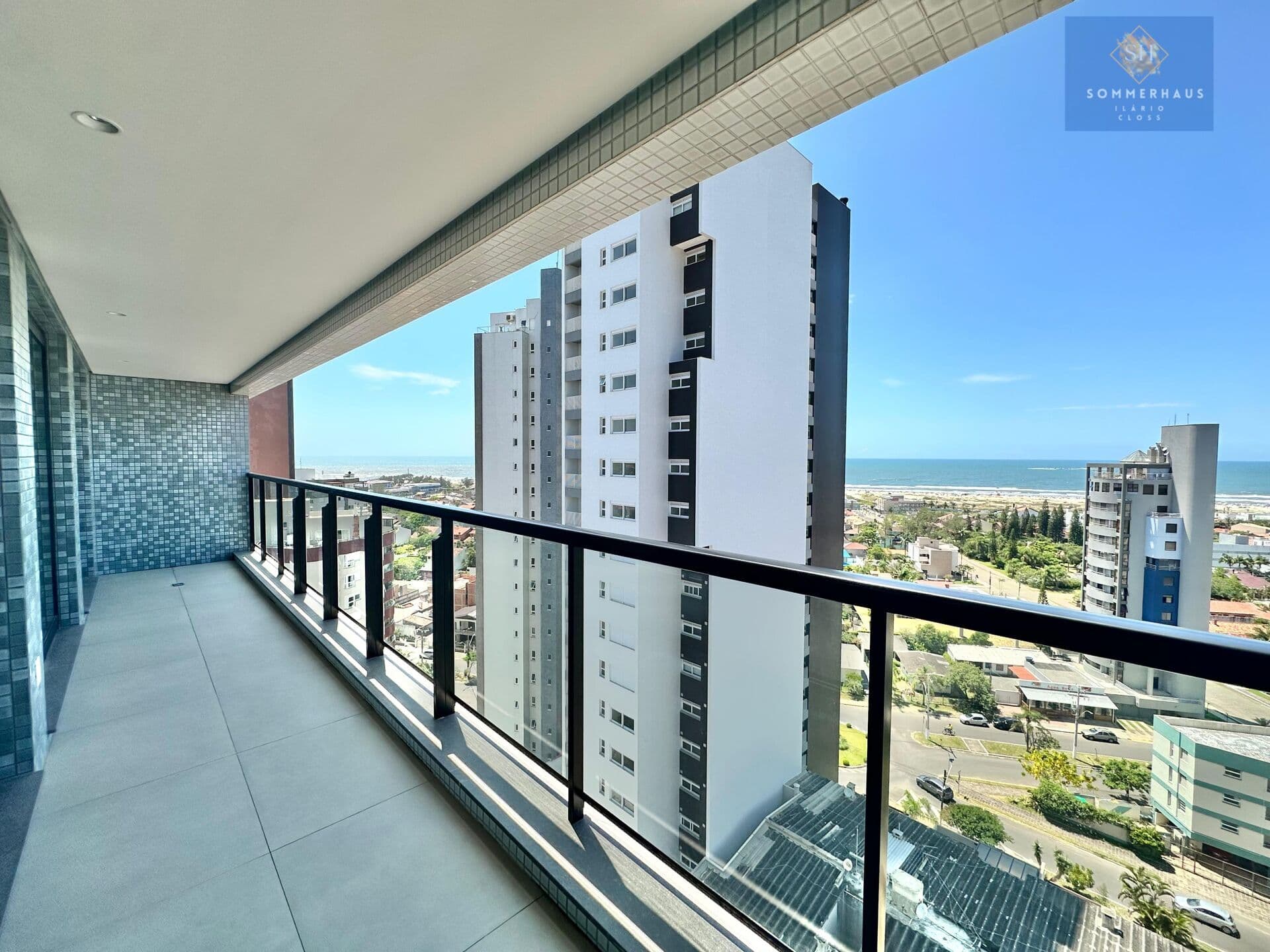Apartamento Alto Padrão novo com sacada em Torres