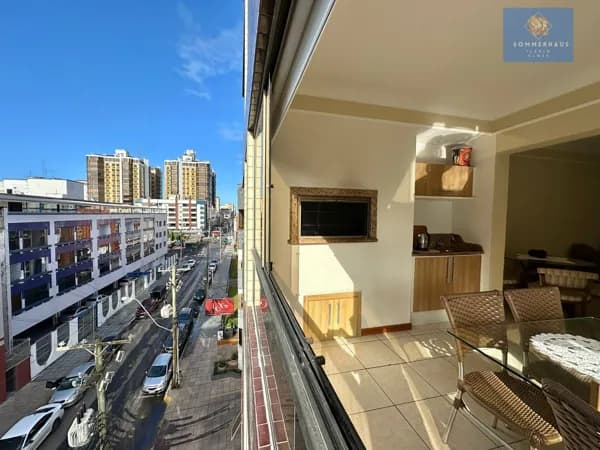 Apartamento com sacada de frente em Capão da Canoa