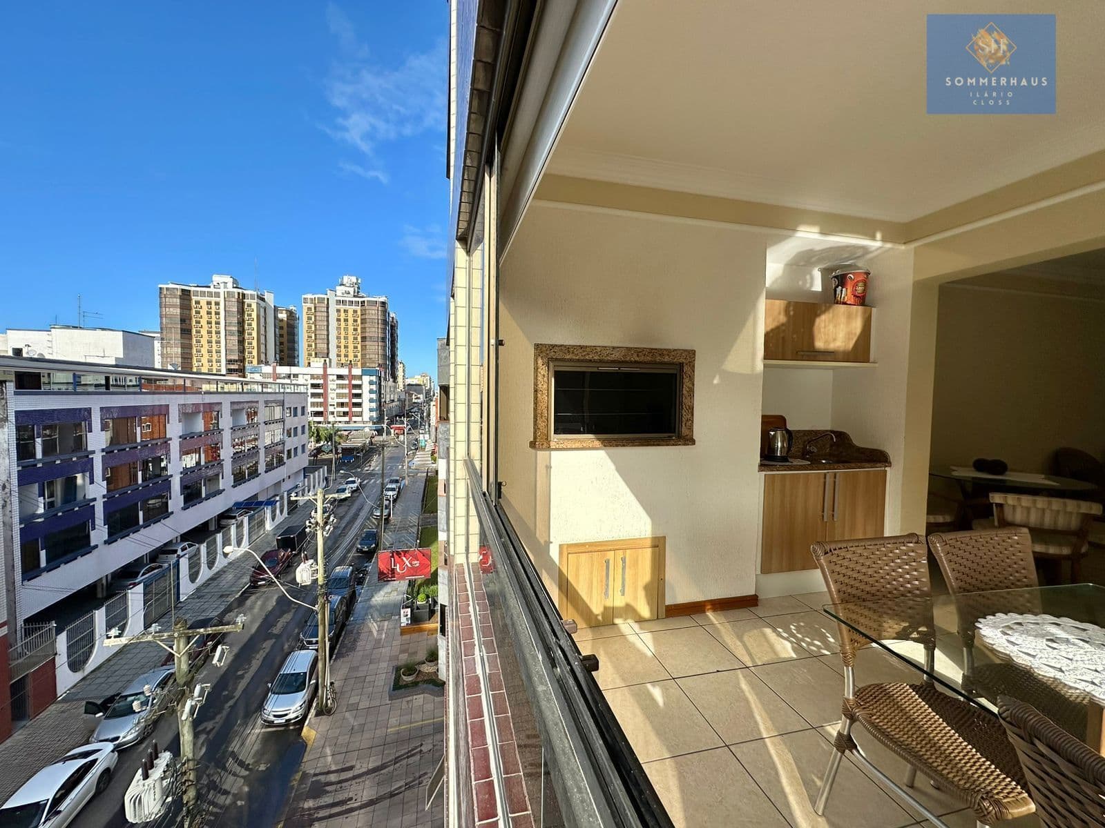 Apartamento com sacada de frente em Capão da Canoa