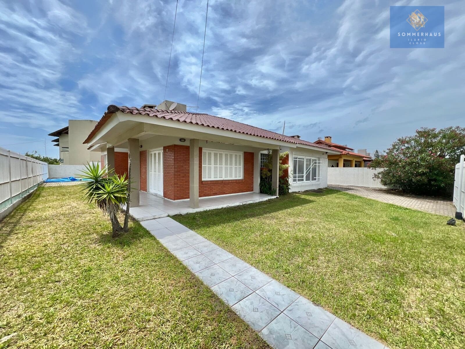 Casa 4 dormitórios próxima ao Centro em Capão da Canoa.