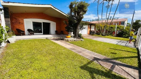 Casa com 6 dormitórios em Atlântida