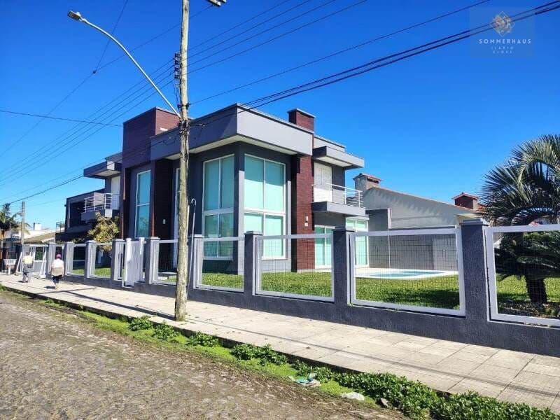 Sobrado próximo ao mar no Centro de Xangri Lá