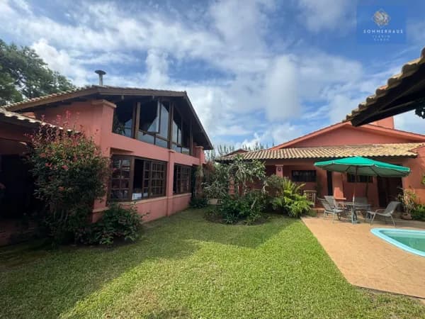 Sobrado em 3 terrenos próximo ao mar