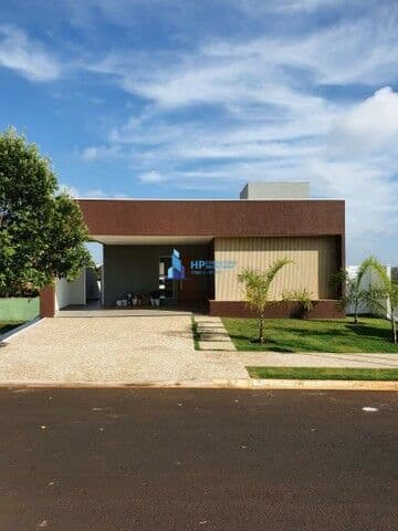 Casa Térrea em Condomínio na Vila do Golf.