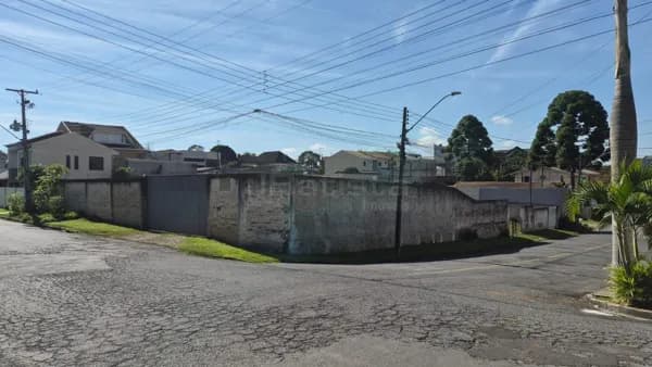 Terreno de esquina com excelente localização