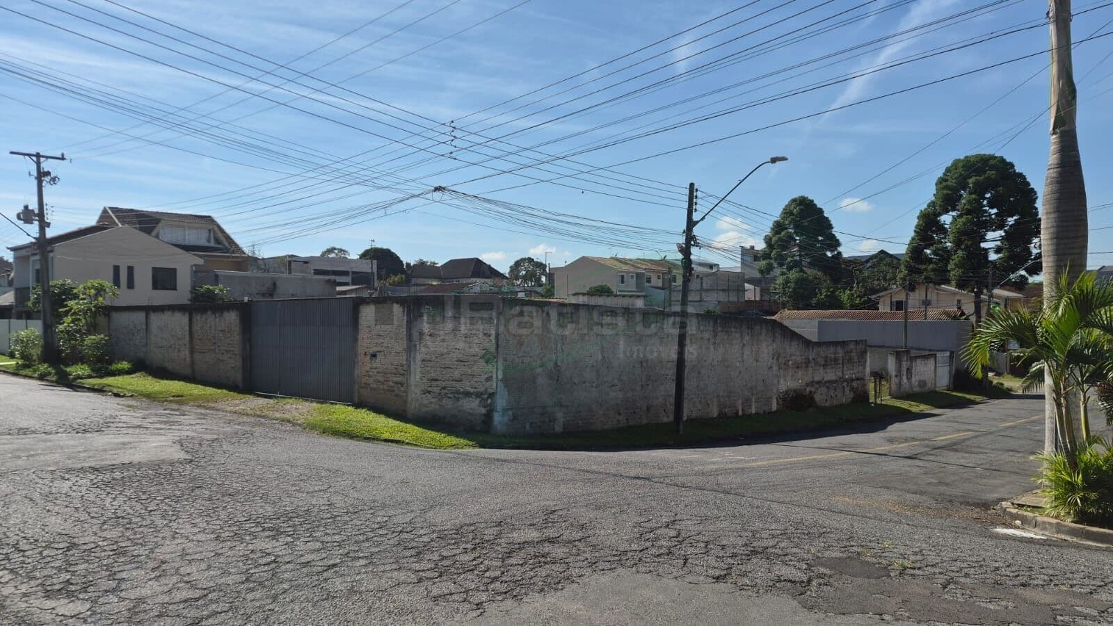 Terreno de esquina com excelente localização