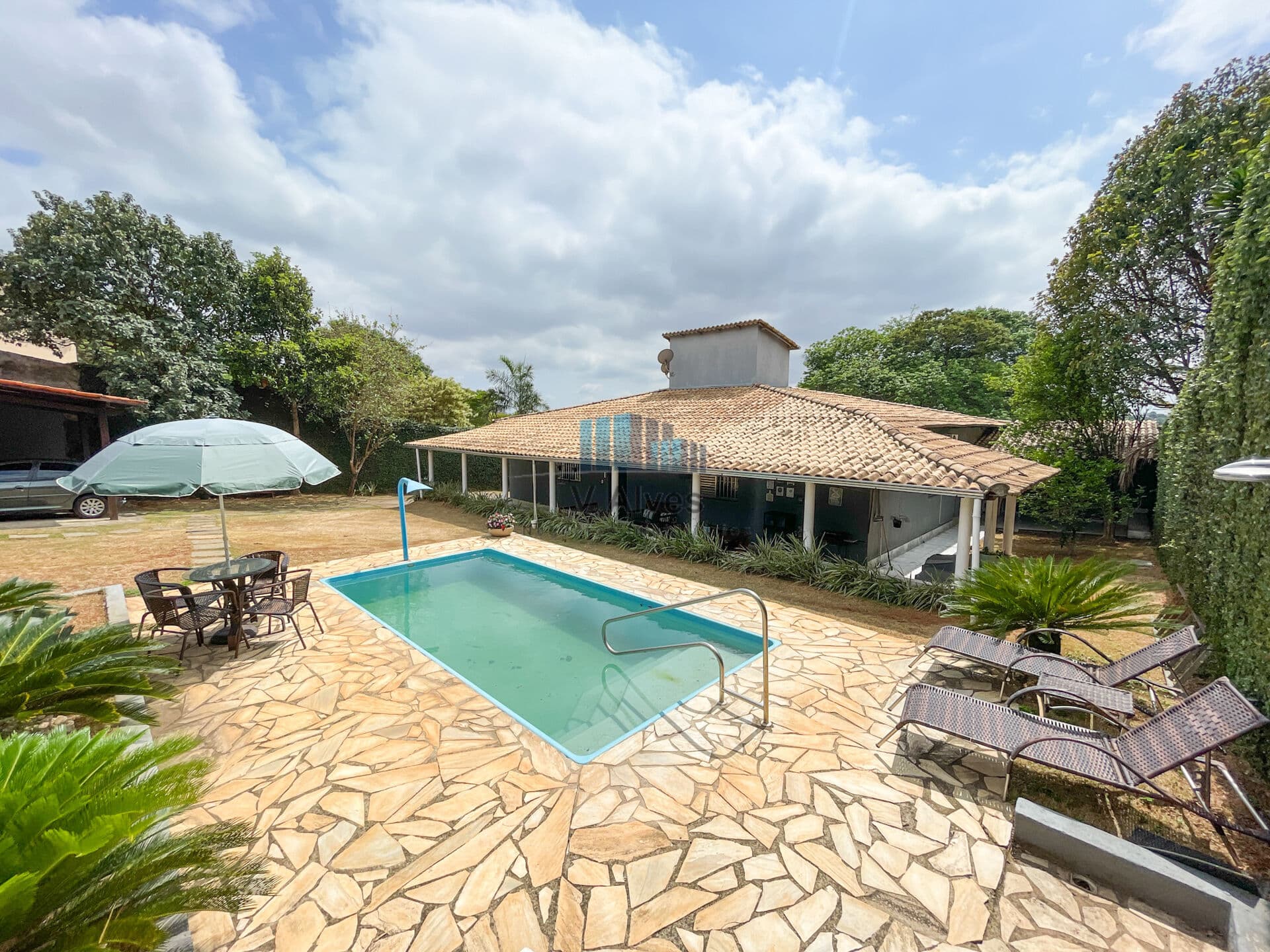 Casa com 1000m² de área total, 4 quartos, sendo 02 suítes. À venda no bairro Pampulha!