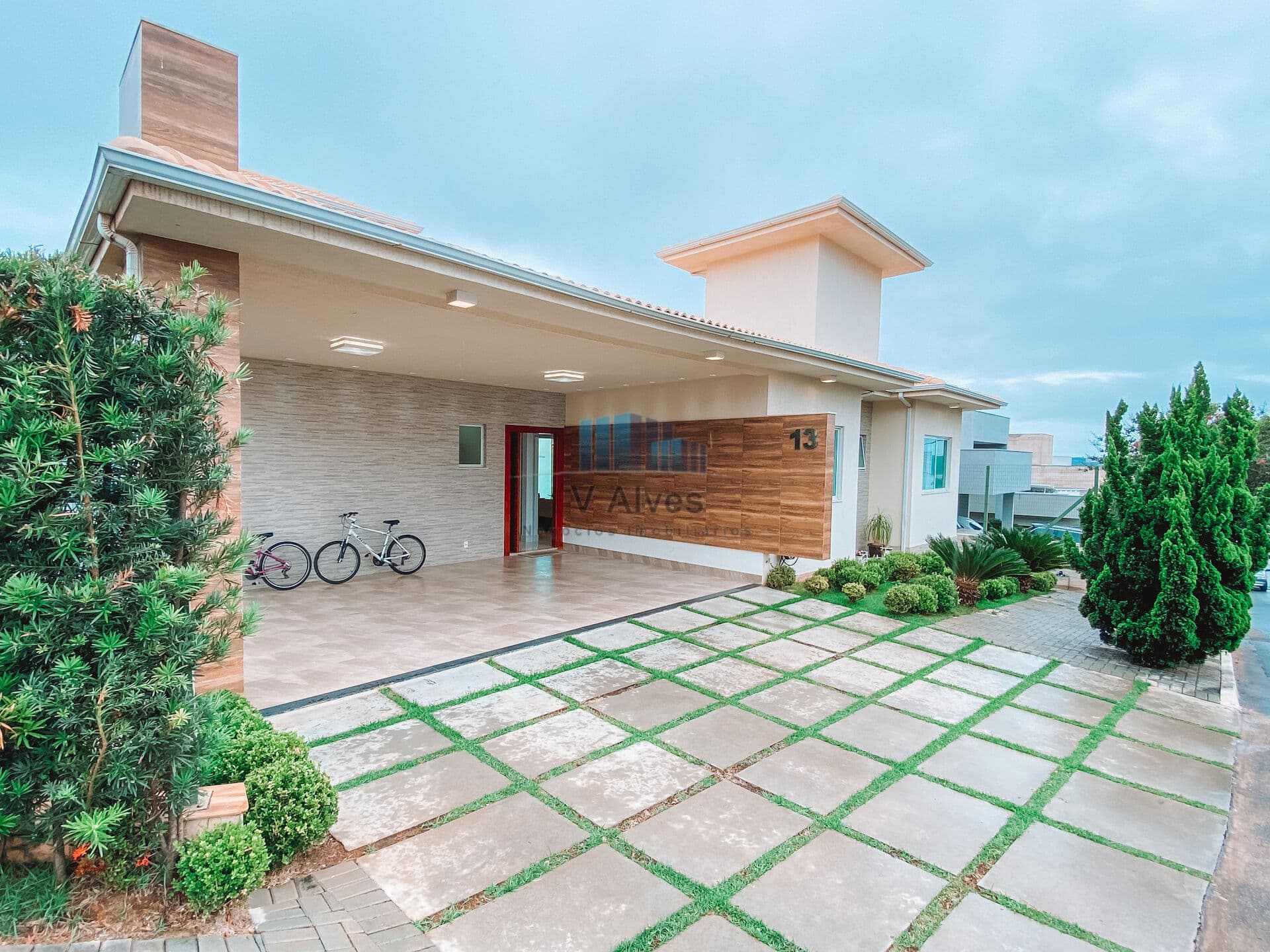Casa linear com 375m² de área construída, 4 quartos, piscina e alto padrão de acabamento. À venda no condomínio Gran Park em Vespasiano-MG!