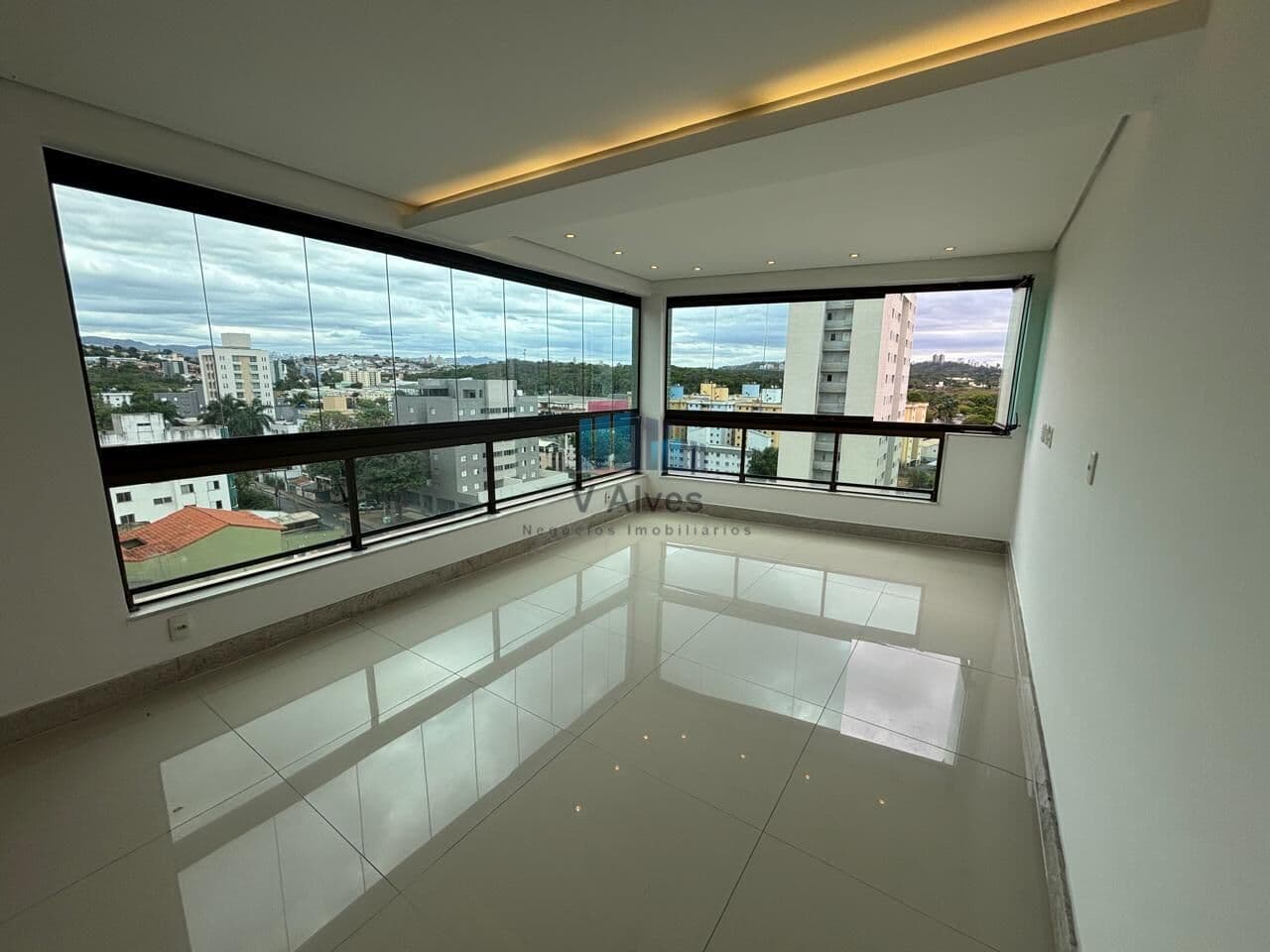 Apartamento alto padrão com 4 quartos sendo 2 suítes, 3 vagas. À venda, no bairro Liberdade