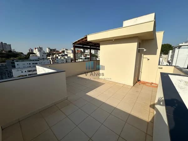 Cobertura com 3 quartos sendo 01 suíte, 4 vagas. À venda, no bairro Sagrada Família!