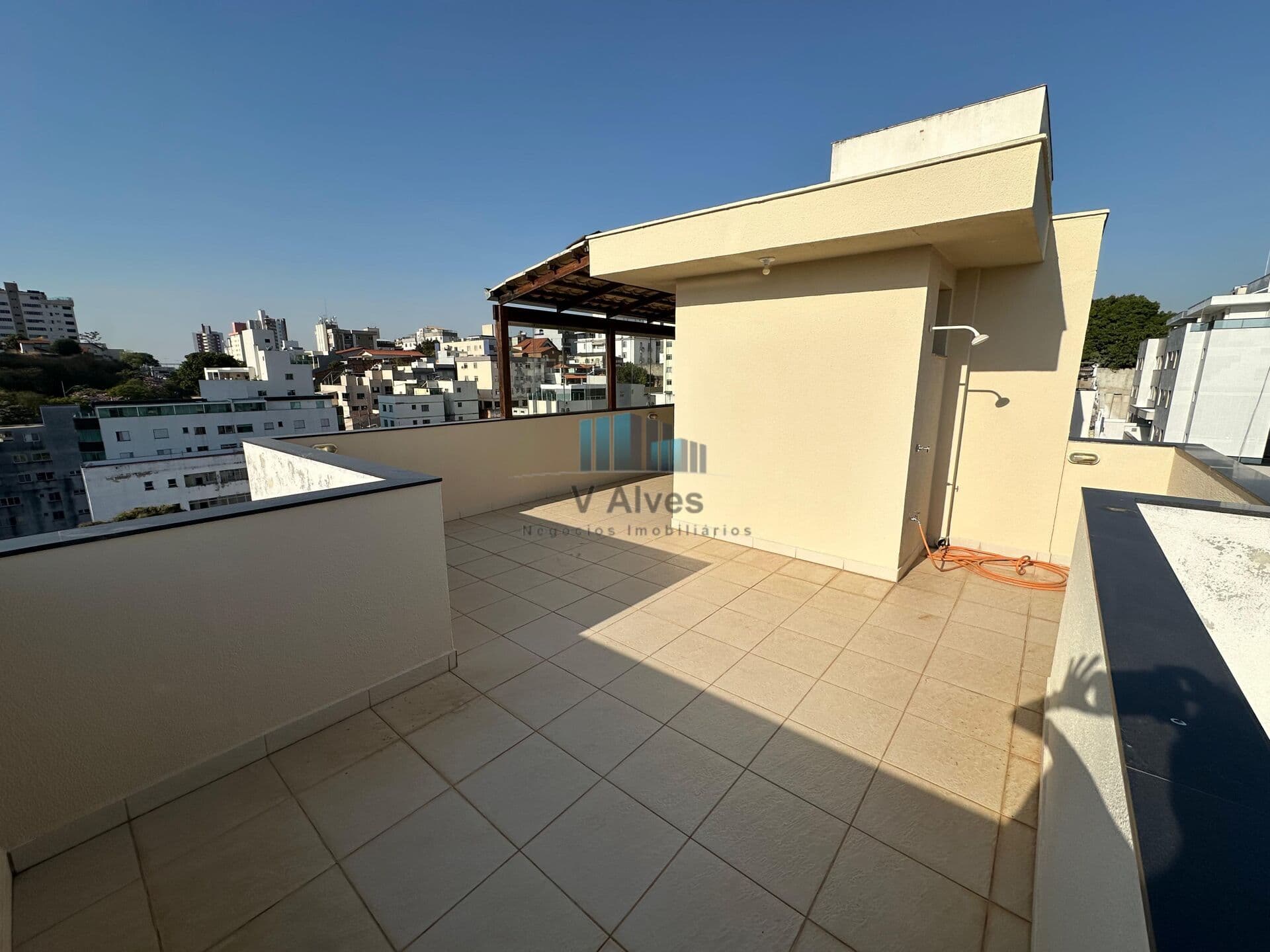 Cobertura com 3 quartos sendo 01 suíte, 4 vagas. À venda, no bairro Sagrada Família!