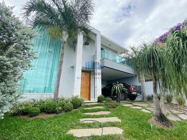 Excelente casa, com espaço gourmet, 4 quartos. À venda, em condomínio fechado!