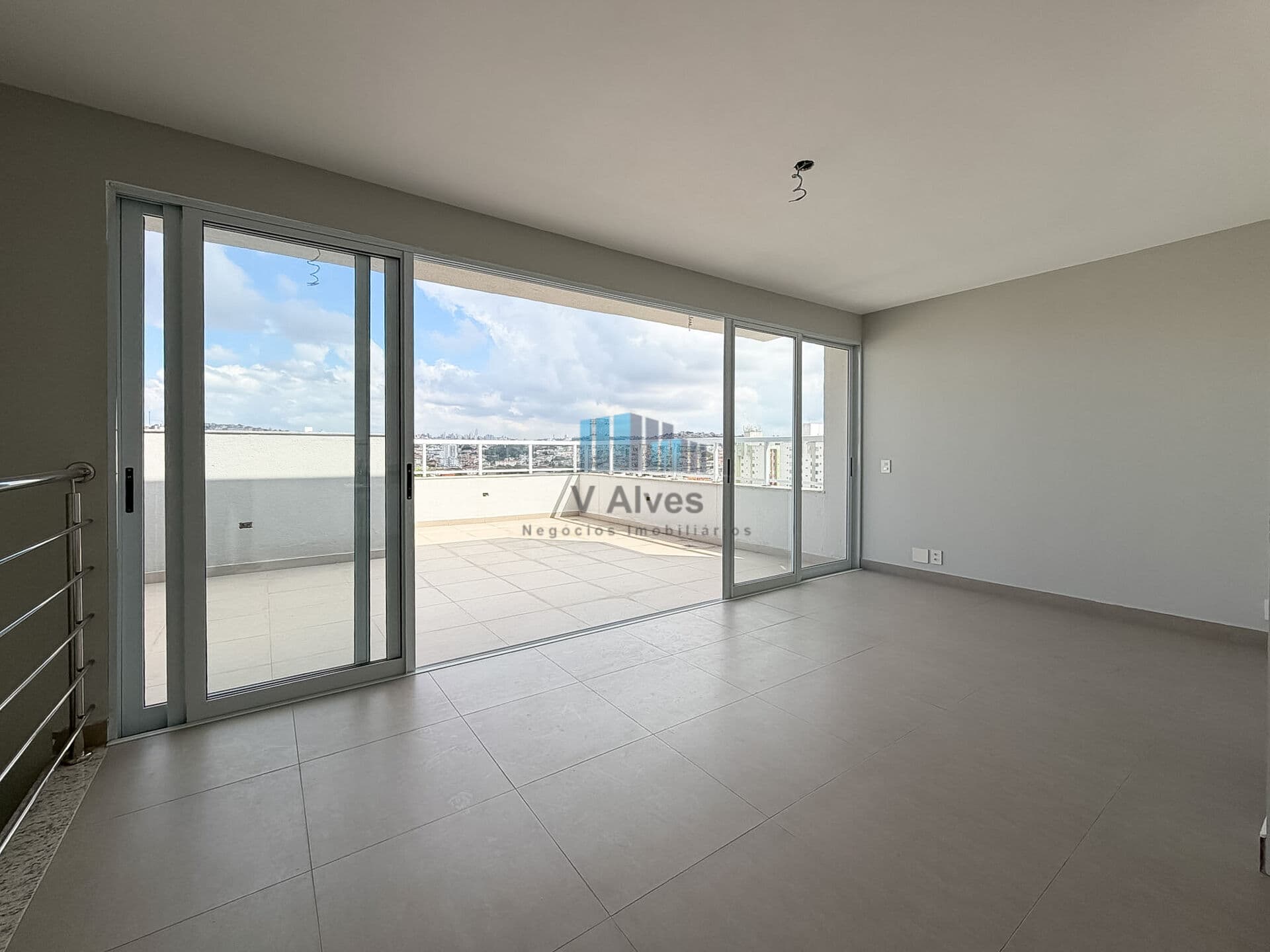 Cobertura de alto padrão, com 3 quartos e elevador com acesso aos dois níveis. À venda, no bairro Ipiranga!