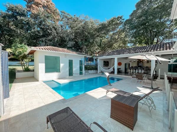 Casa fantástica, com espaço gourmet e piscina aquecida. À venda no Condomínio Condados da Lagoa em Lagoa Santa.