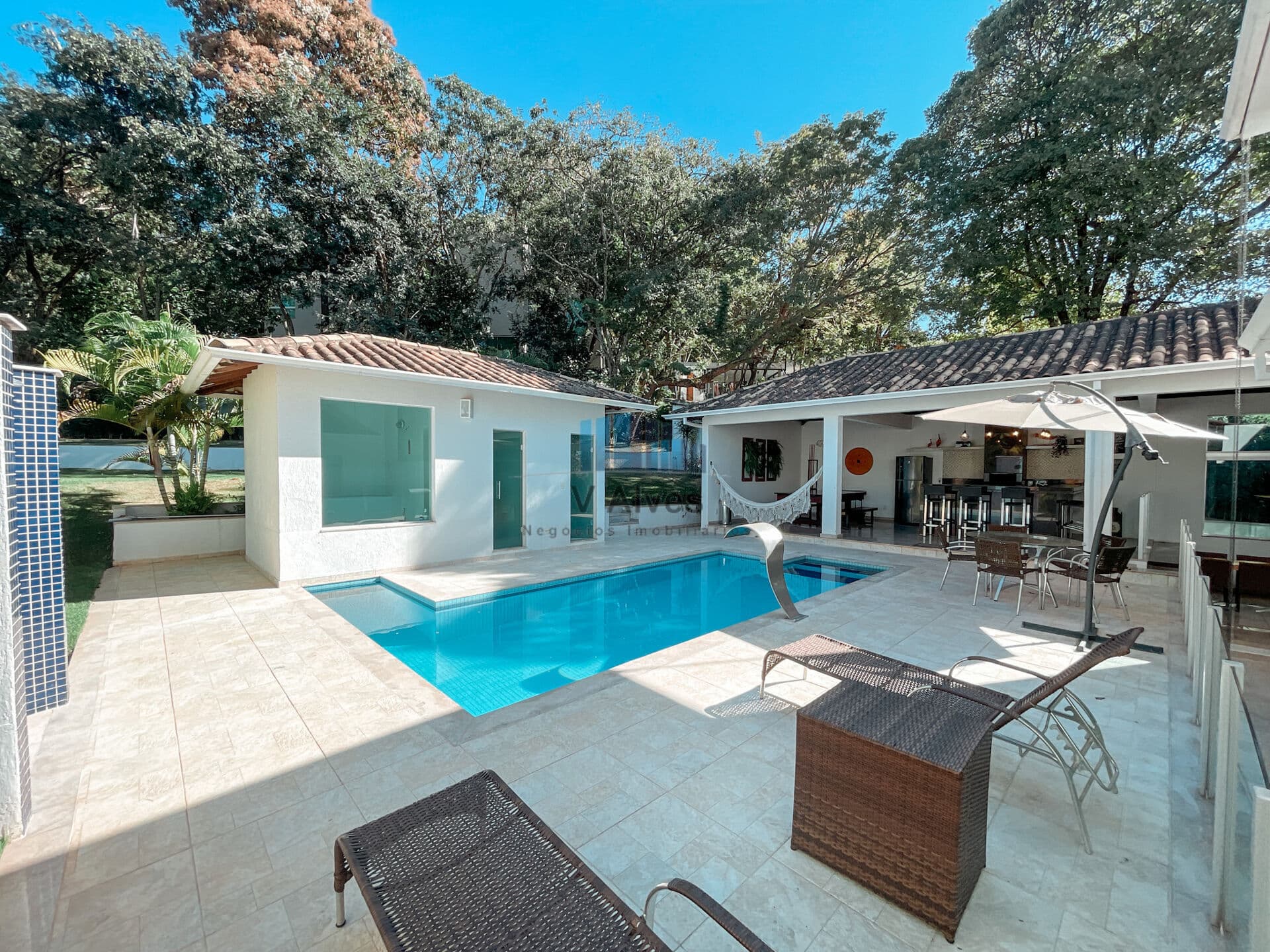 Casa fantástica, com espaço gourmet e piscina aquecida. À venda no Condomínio Condados da Lagoa em Lagoa Santa.