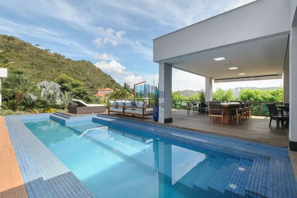 Casa com 429² de área construída, 4 quartos, 4 suítes, 2 vagas. À venda, no condomínio Ypê da Serra/Nova Lima.