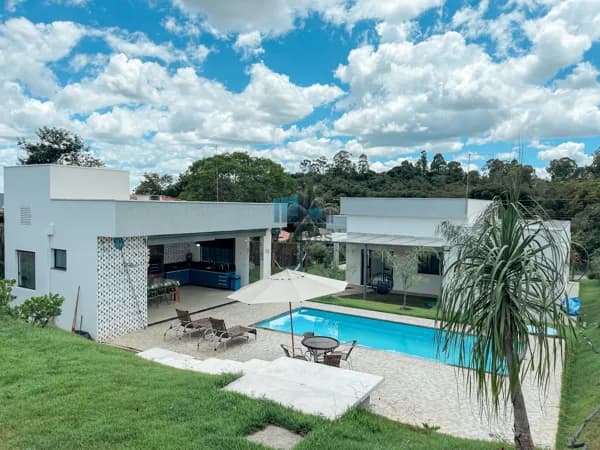Casa alto padrão com 185m² de área construída, à venda no Condomínio Estância da Mata em Jaboticatubas!