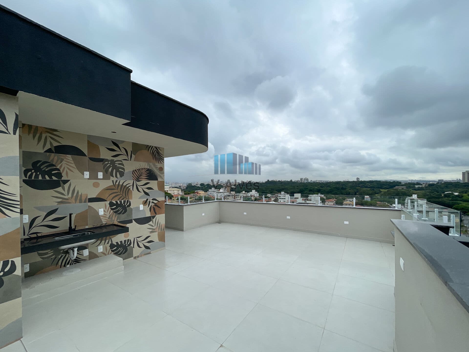 Cobertura com 144m², 3 quartos sendo 01 suíte, 2 vagas. À venda, no bairro Santa Inês!