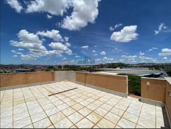 Cobertura com 3 quartos sendo 01 suíte, 4 vagas. À venda, no bairro Dona Clara!