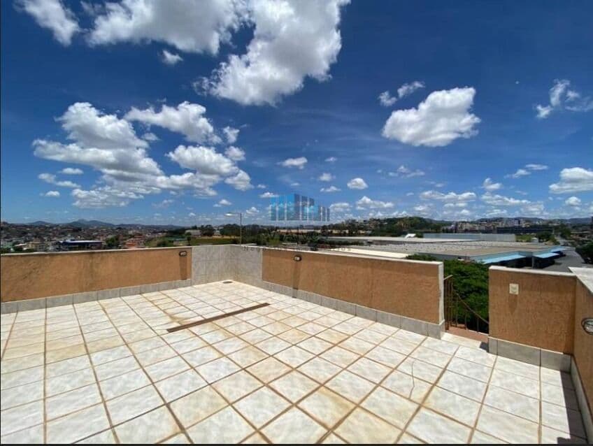 Cobertura com 3 quartos sendo 01 suíte, 4 vagas. À venda, no bairro Dona Clara!