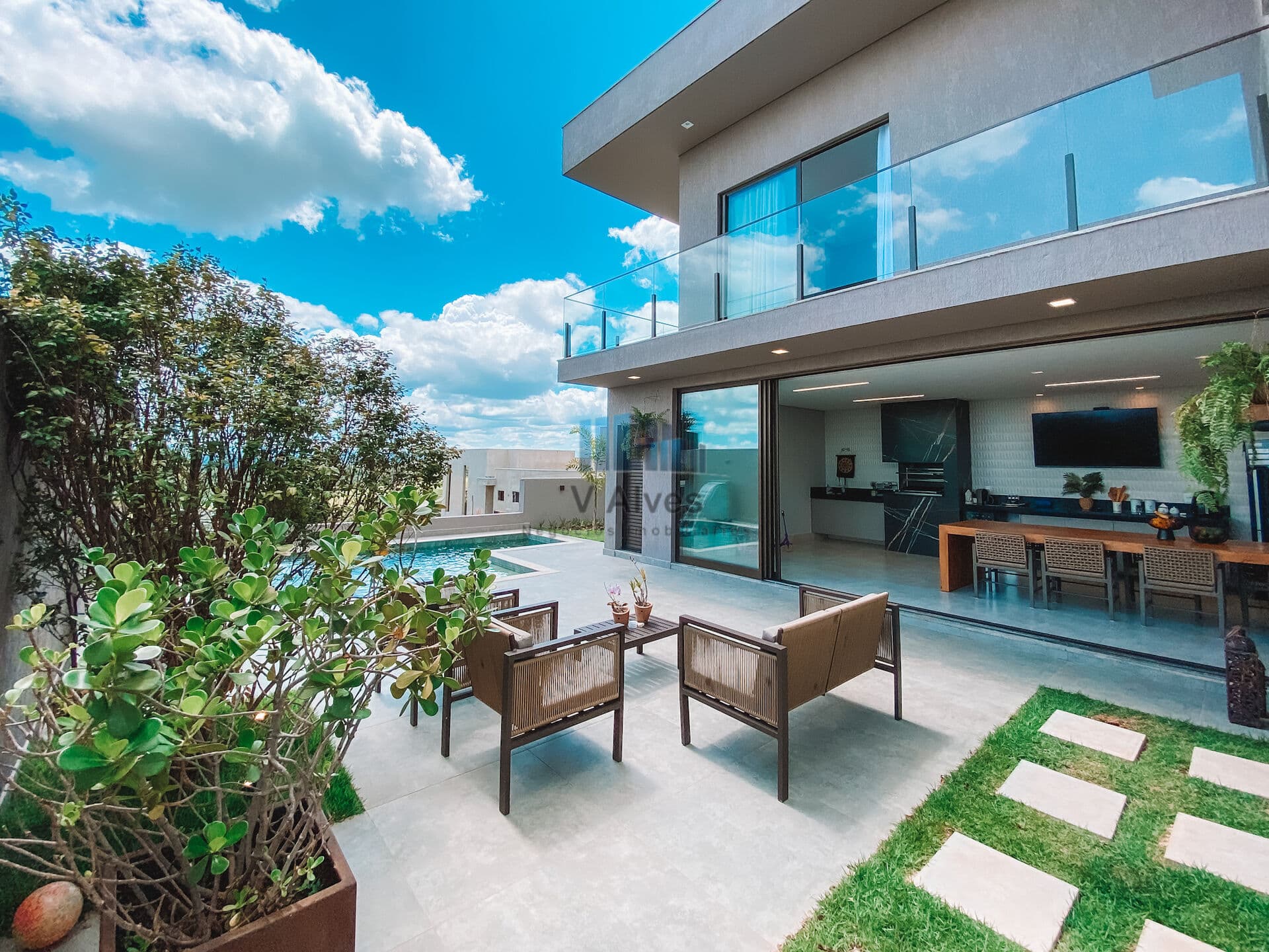 Casa de alto padrão com 296m2 de área construída, piscina e alto padrão de acabamento sensacional!