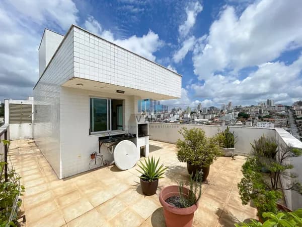 Cobertura com 180m², 4 quartos sendo 01 suíte, 2 vagas. À venda, no bairro Sagrada Família!