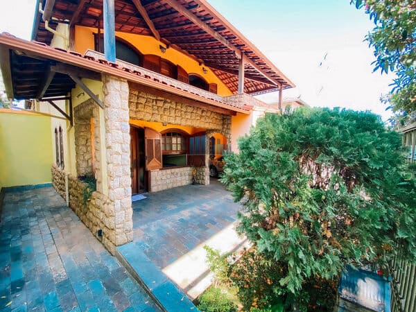 Casa com 324m² de área construída, 5 quartos, 3 vagas. À venda, no bairro Dona Clara!