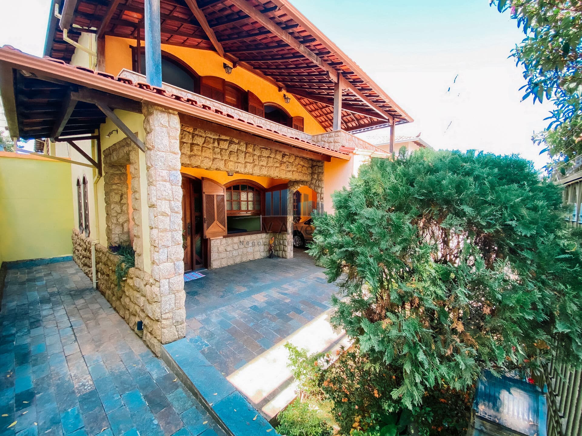 Casa com 324m² de área construída, 5 quartos, 3 vagas. À venda, no bairro Dona Clara!