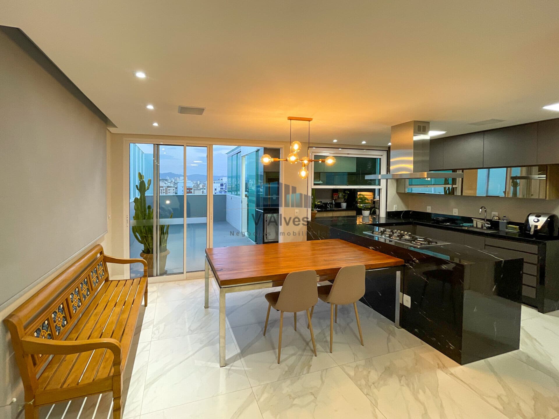 Cobertura de altíssimo padrão, 2 quartos amplos, hidromassagem, cozinha gourmet e uma vista linda para Serra do Curral. À venda, no bairro Padre Eustáquio!