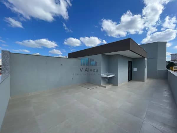 Cobertura com 154,50m² de área total, 3 quartos sendo 01 suíte, 3 vagas livres. À venda, no bairro Sagrada Família!