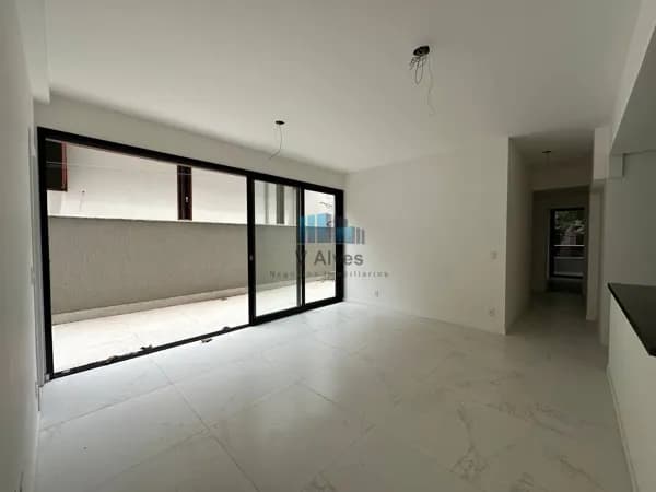 Apartamento com área privativa, 3 quartos, sendo 1 suíte com sacada, 2 vagas. À venda, no bairro Serra!