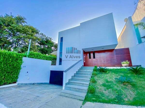 Casa espetacular, 5 quartos, 6 vagas. À venda, em condomínio fechado de Vespasiano!