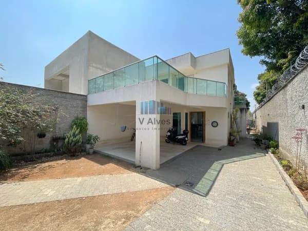Casa com 240m² de área construida, 3 quartos sendo 01 com suíte master com closet, piscina e área gourmet!
