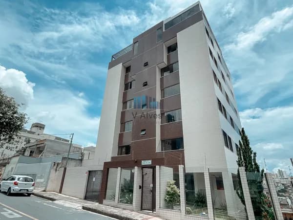 Área privativa com 3 quartos sendo 01 suíte, 3 vagas. À venda, no bairro Sagrada Família!
