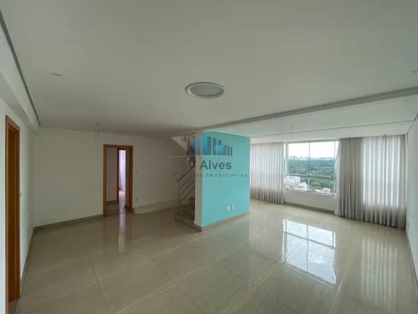 Apartamento Cobertura com 221m², 4 quartos sendo 02 suítes,4 vagas . À venda, no bairro Santa Inês!