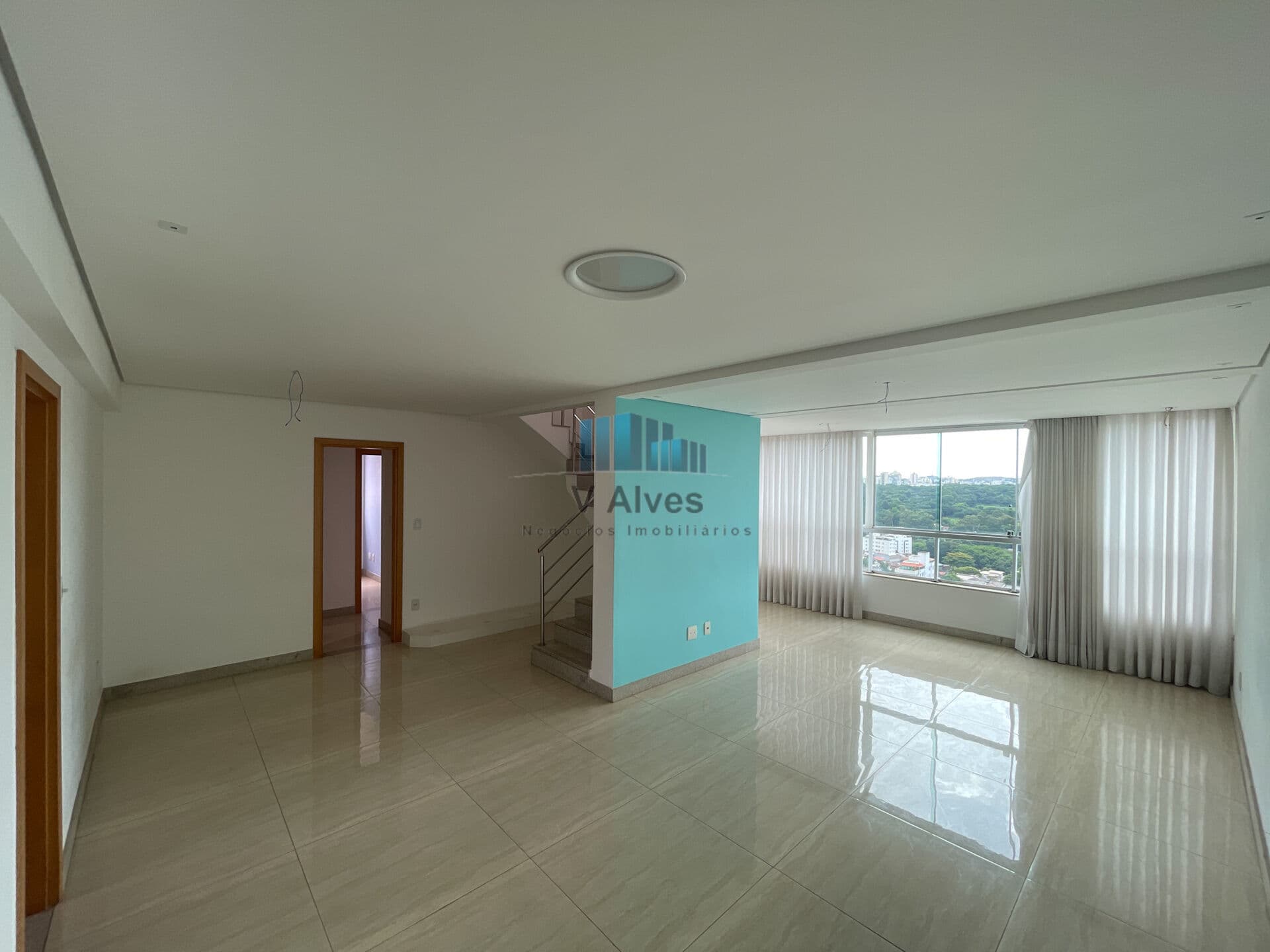Apartamento Cobertura com 221m², 4 quartos sendo 02 suítes,4 vagas . À venda, no bairro Santa Inês!