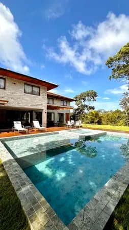 Casa a venda no cond. Praia Bela em Praia do Forte. Sao 6 suítes com vista privativa para reserva.