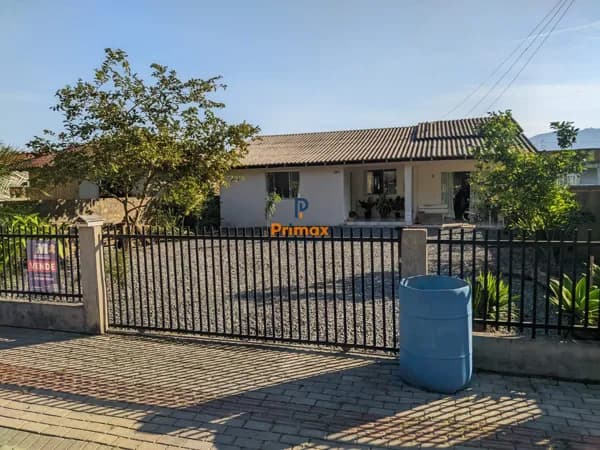 Casa baixa com amplo Terreno - centro de GUABIRUBA