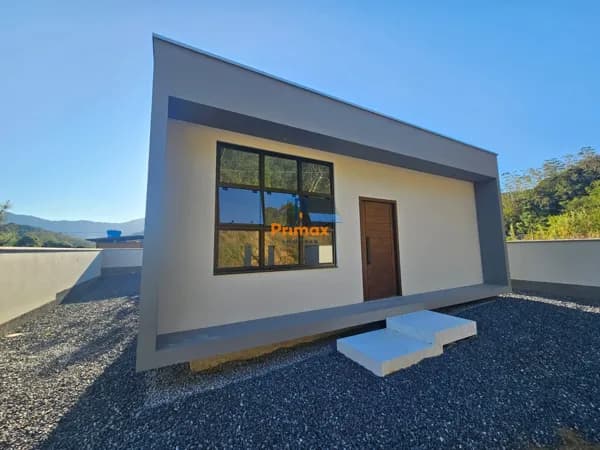 Casa com amplo terreno