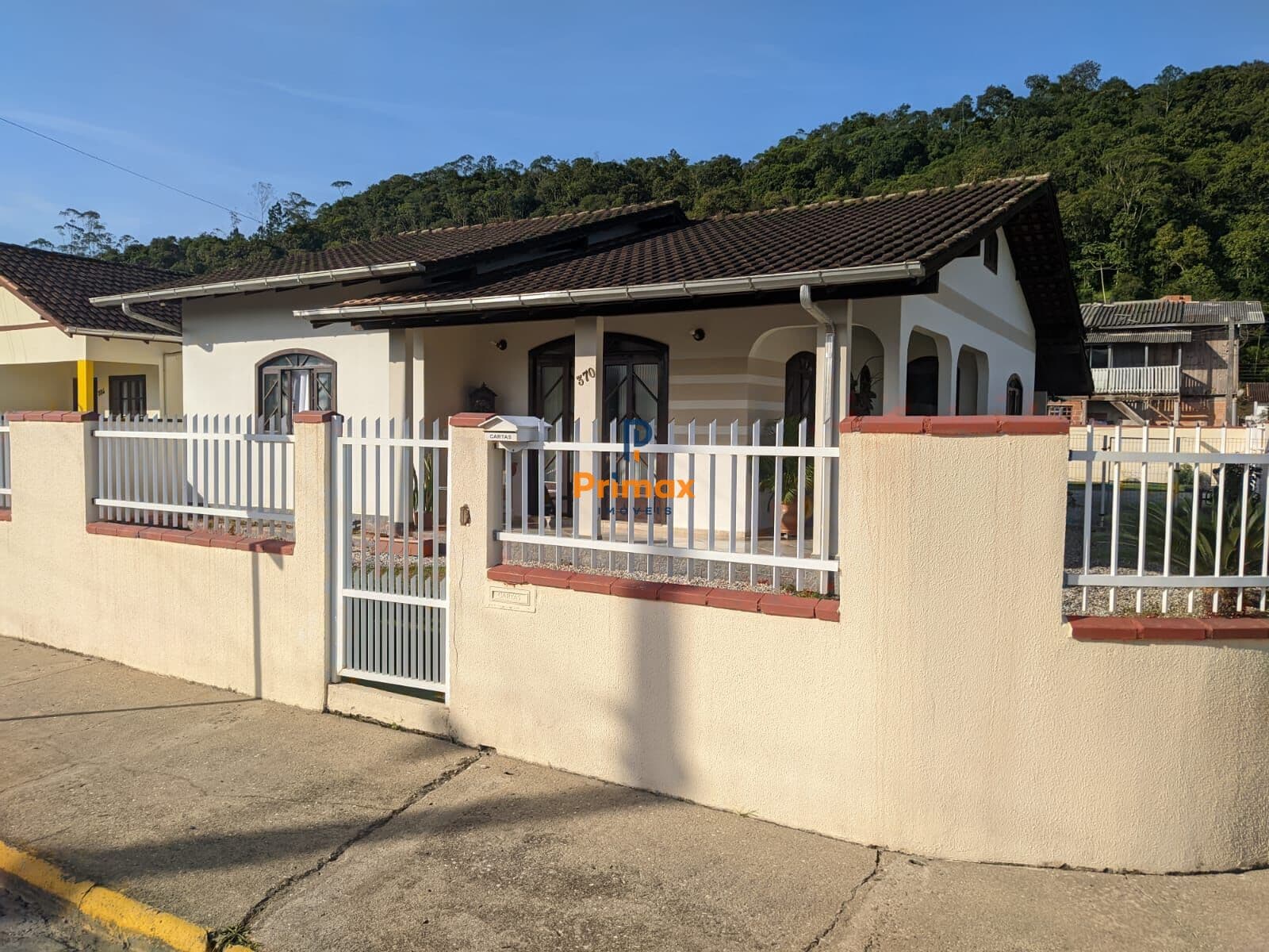 Casa com amplo terreno de esquina- CENTRO DE GUABIRUBA