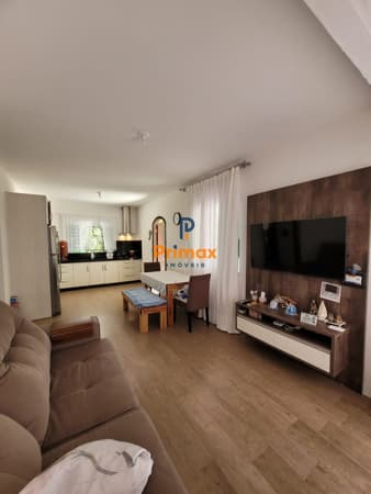Casa com 2 quartos, parcialmente mobiliada!