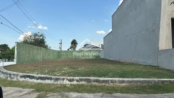 TERRENO DE ESQUINA NO CONDOMÍNIO VILA OLYMPIA