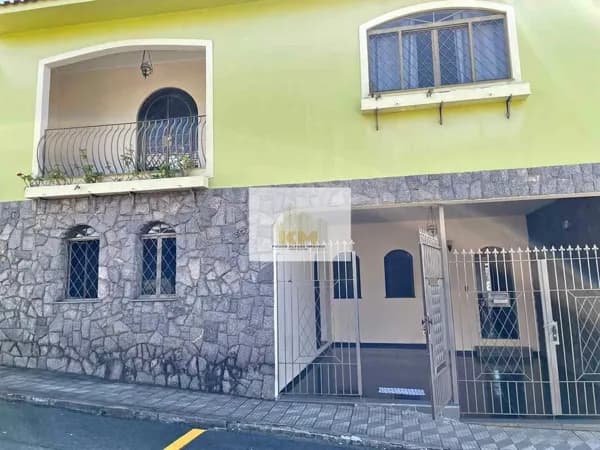 Casa ampla com piscina na região central de Pouso Alegre - R$900.000,00