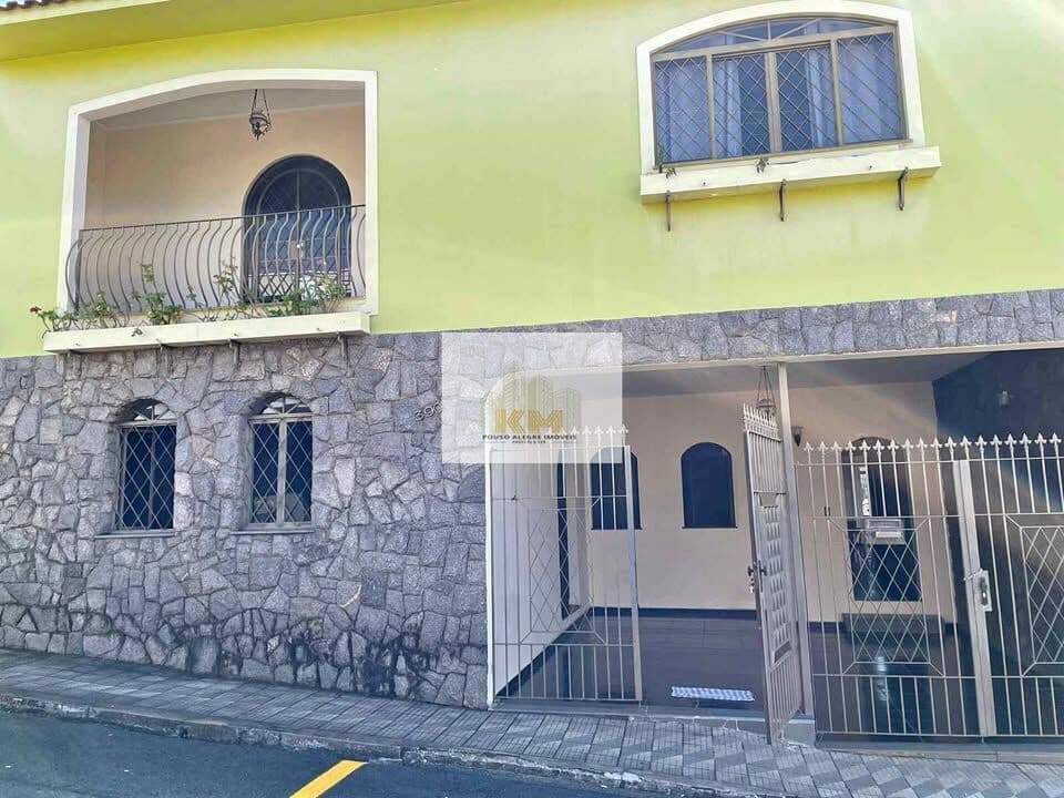 Casa ampla com piscina na região central de Pouso Alegre - R$900.000,00