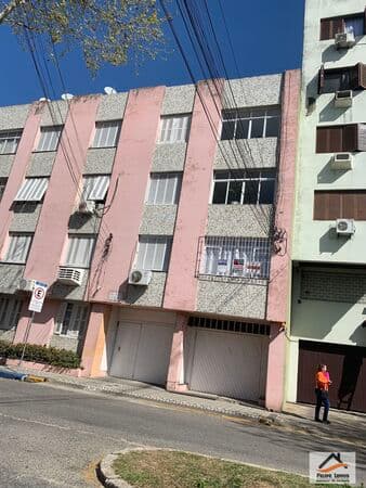Apartamento central um lance de escadas
