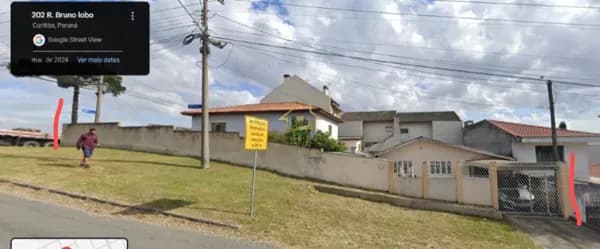 Terreno de esquina com duas casas no Bairro Alto