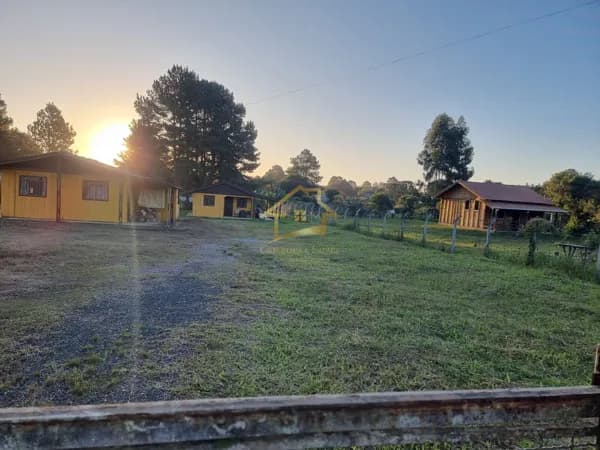TERRENO COM 2 CASAS DE MADEIRAS NO BAIRRO JARDIM DAS ACÁCIAS