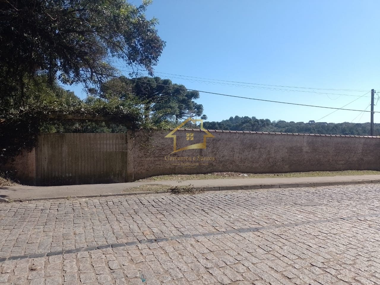 CASA COM AMPLO TERRENO NO BAIRRO FLORESTAL