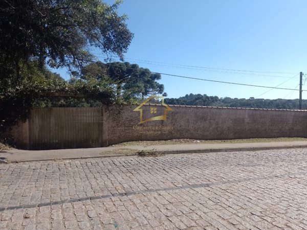 CASA COM AMPLO TERRENO NO BAIRRO FLORESTAL