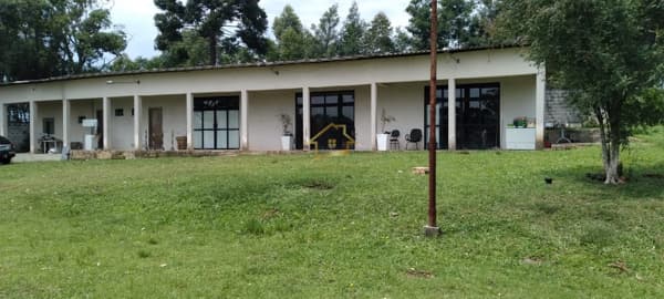 LINDA CASA DE CAMPO EM QUATRO BARRAS